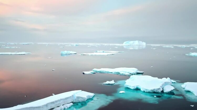 冰漂浮在海上空中实拍视频素材