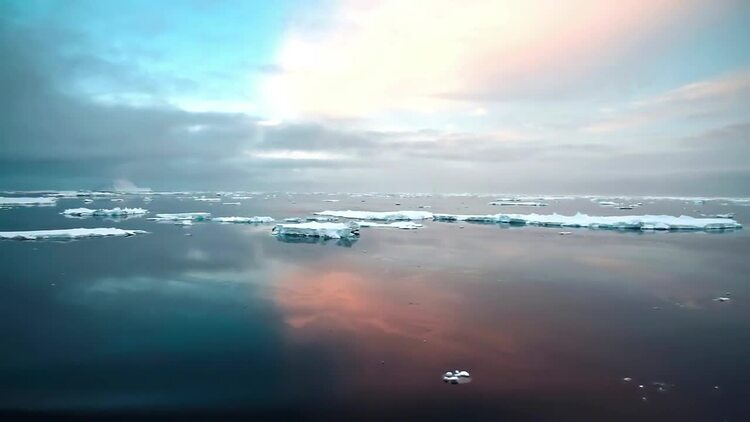 冰漂浮在海上和漂亮的天空实拍视频素材