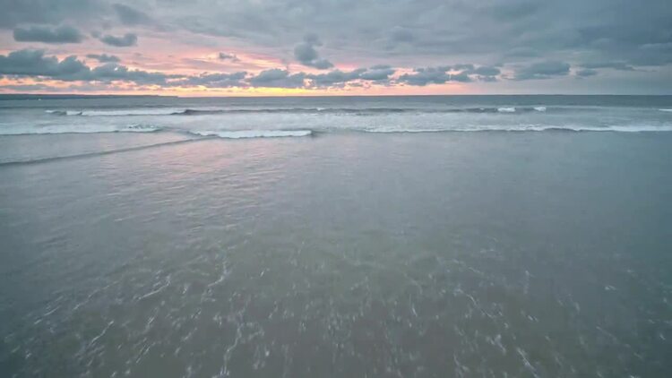 日落时海洋中的波浪实拍视频素材