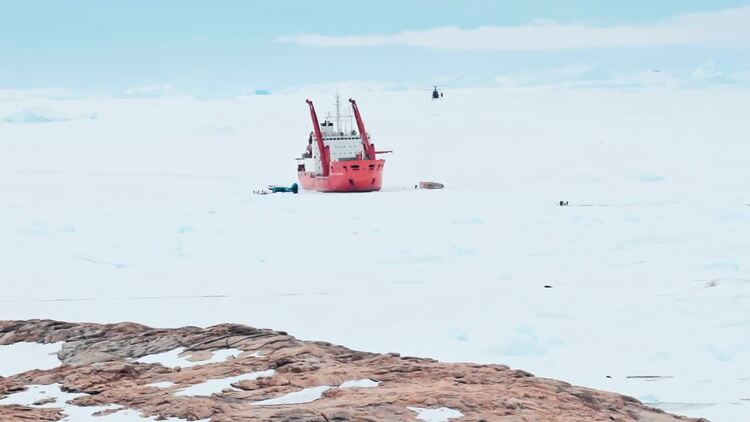 直升机从破冰船上取包裹实拍视频素材