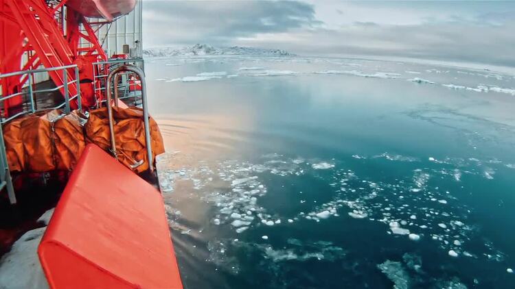 破冰船在冰冷的水中航行实拍视频素材