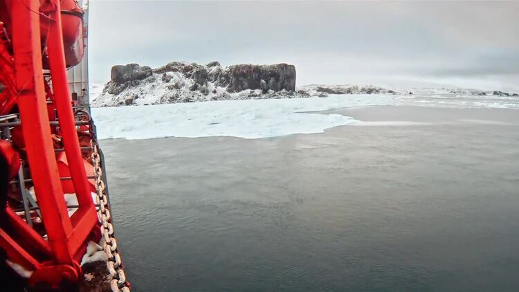 船在冰封的陆地上航行实拍视频素材