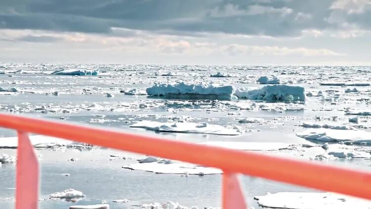 破冰船在冰冻的水中实拍视频素材