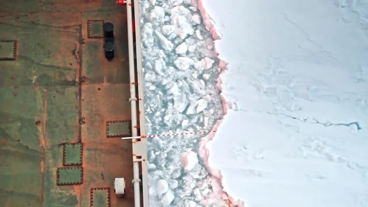 冰水中的破冰船实拍视频素材