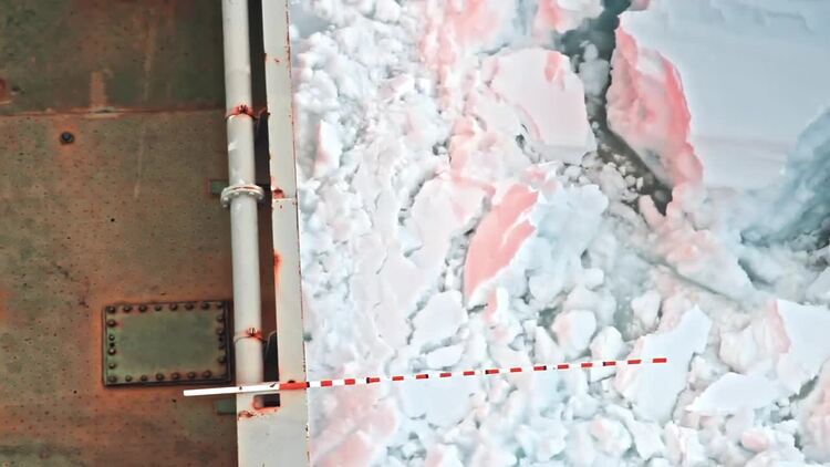 破冰船在布满冰块的海水中实拍视频素材