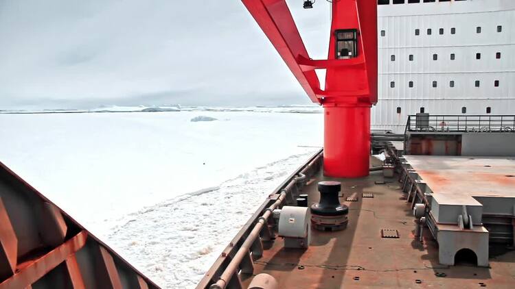 在冰冷的海洋里航行实拍视频素材