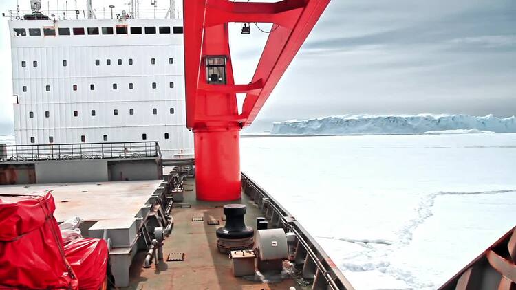 破冰船在冰冷的海洋中航行实拍视频素材