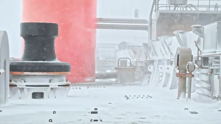 在暴风雪中的破冰船实拍视频素材