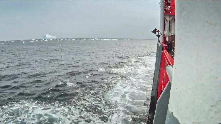 在冰冷的海水中航行实拍视频素材