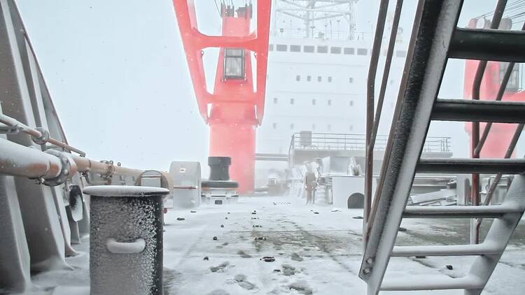 暴风雪中的船只实拍视频素材
