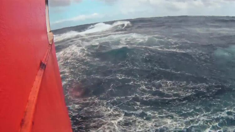 在波涛汹涌的大海中的船实拍视频素材