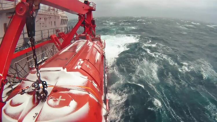 寒海中的船实拍视频素材