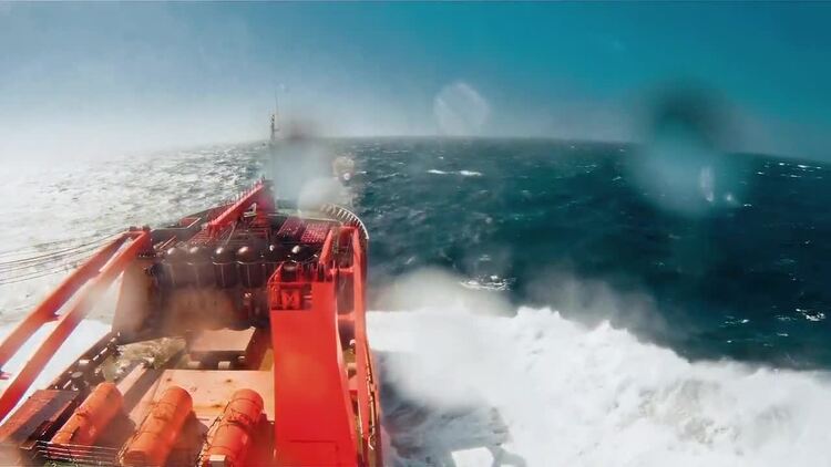 汪洋大海中的船实拍视频素材