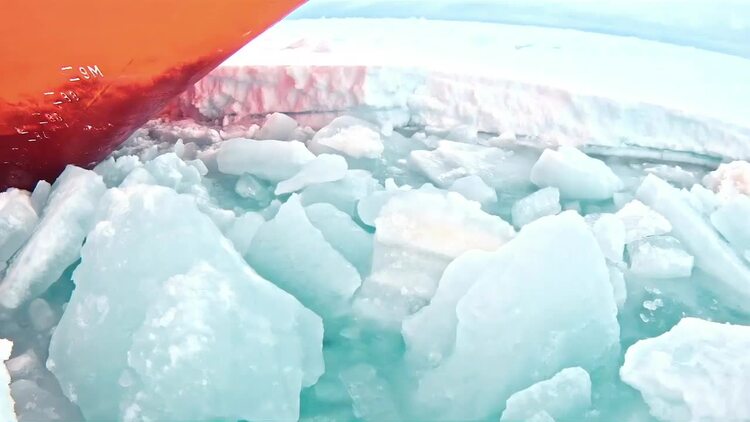 破冰船厚实的冰面破冰前进实拍视频素材