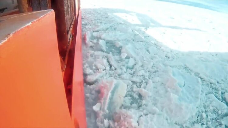 破冰船冲破冰水实拍视频素材