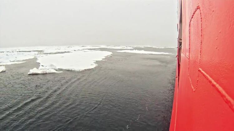 破冰船在冰冷的海水中实拍视频素材