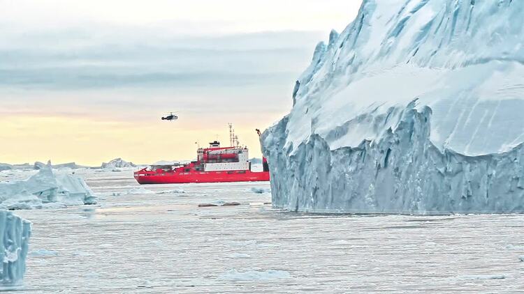 直升机在破冰船上丢下一个护理包实拍视频素材