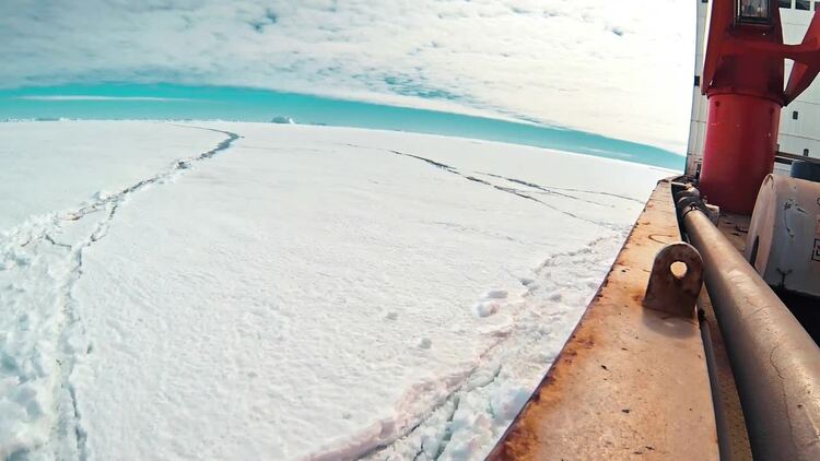 破冰船在冰中移动实拍视频素材
