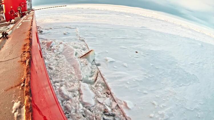 破冰船在冰上航行实拍视频素材