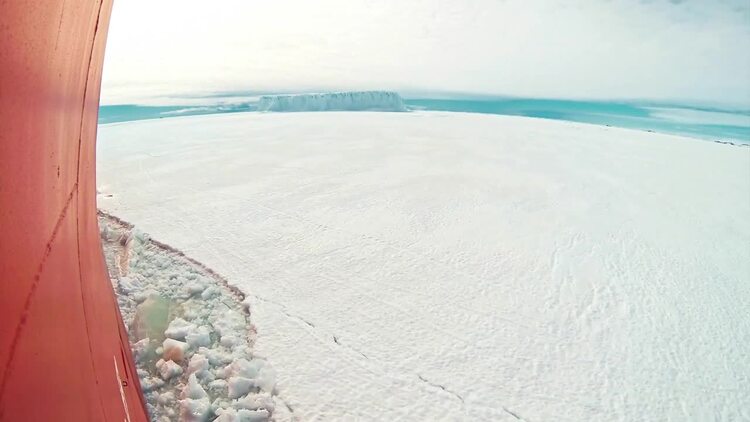 破冰船穿过冰冻的大海实拍视频素材