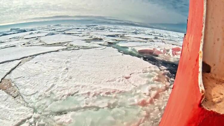 破冰船穿过冰冻的海洋实拍视频素材