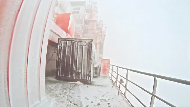 破冰船在暴风雪中实拍视频素材