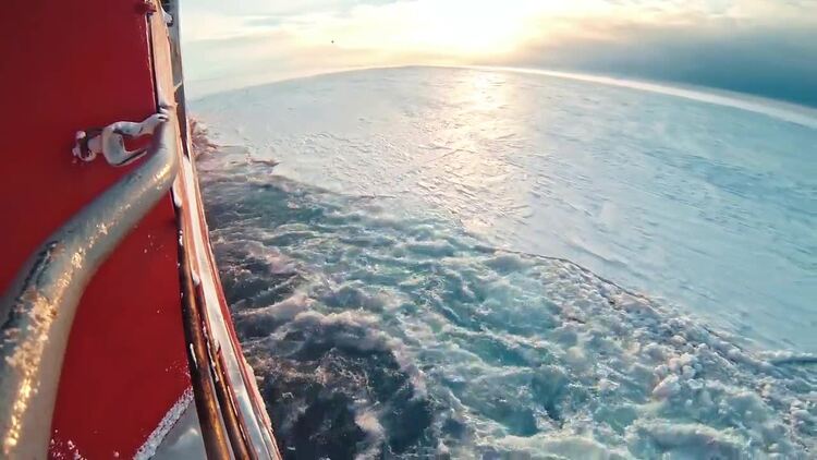 破冰船在冰冻的海水中航行实拍视频素材