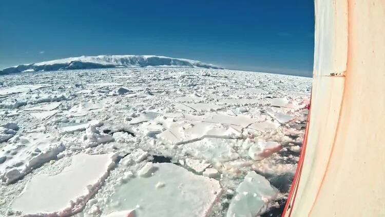 船在水中的冰中移动实拍视频素材