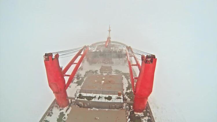 暴风雪中的船只实拍视频素材