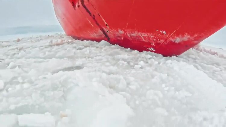 破冰船在满是冰块的海中前进实拍视频素材