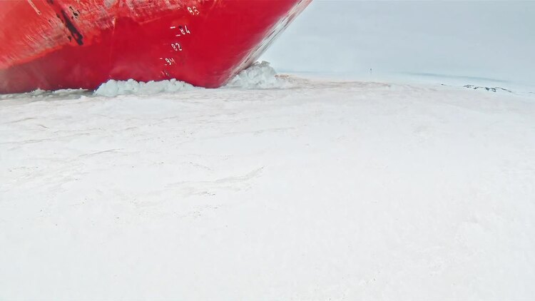 破冰船在冰面前进后退实拍视频素材