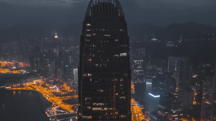 城市中的摩天大楼和建筑物夜间红外天线实拍视频素材