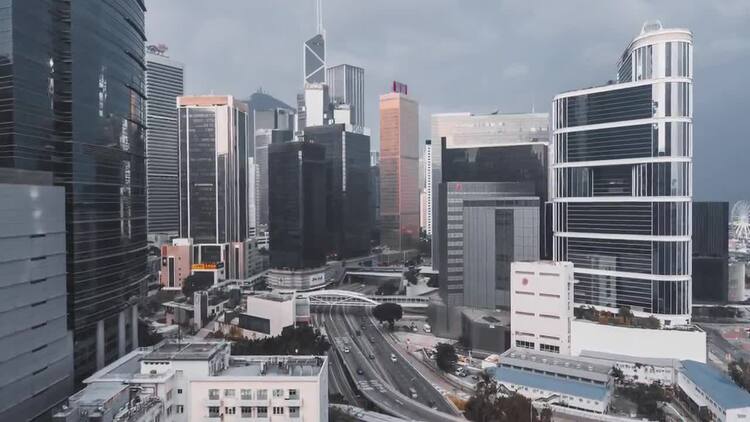 汽车行驶在高速公路旁的城市实拍视频素材