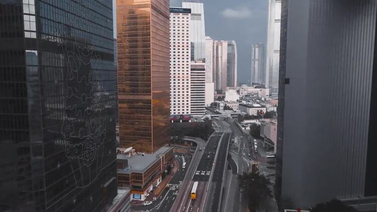大城市旁边的高速公路上的汽车实拍视频素材