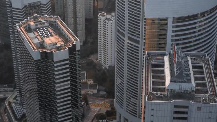 水边天线旁的城市摩天大楼实拍视频素材