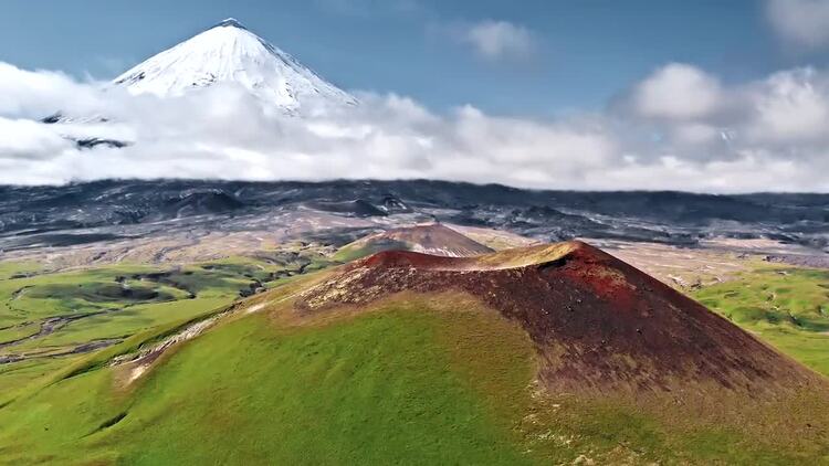 火山的绿色和黑色山丘空中实拍视频素材