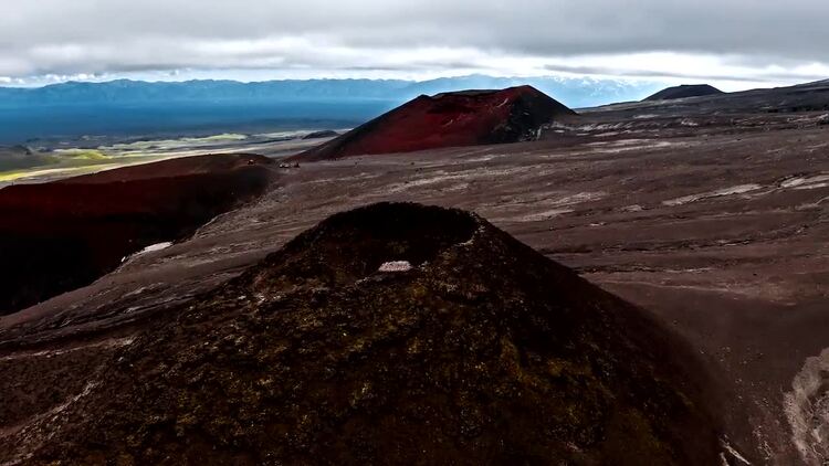 有黑色火山岩的山丘实拍视频素材