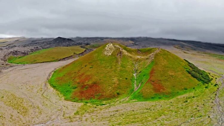 火山陆地上彩色的山实拍视频素材