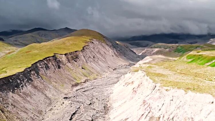 黑山中干涸的河床实拍视频素材