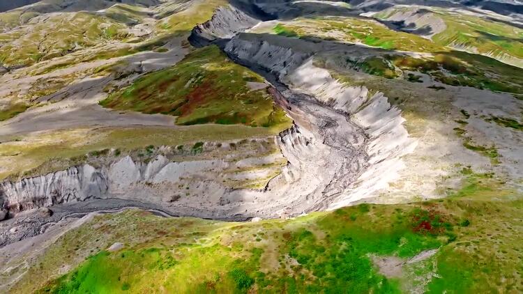火山岩地干涸的河床实拍视频素材
