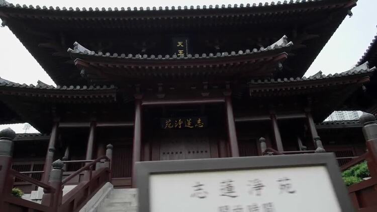从楼梯上看中国古代寺庙实拍视频素材