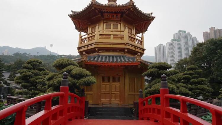 走过红桥走向中国古代寺庙实拍视频素材