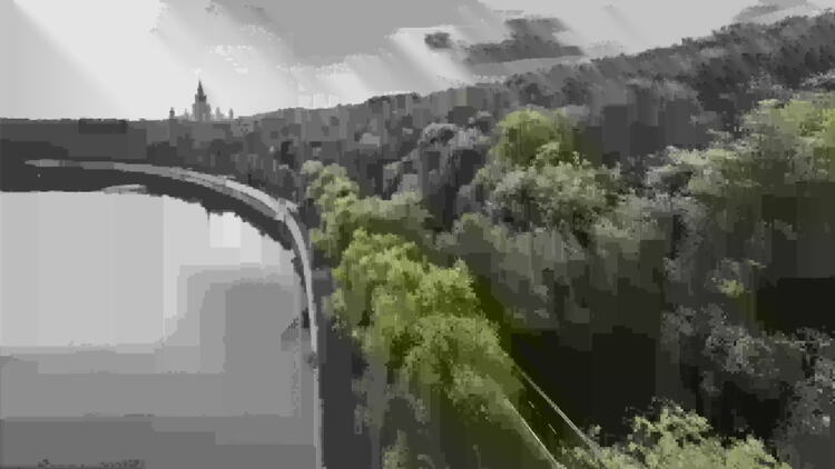 莫斯科河水边绿色树木航拍视频素材