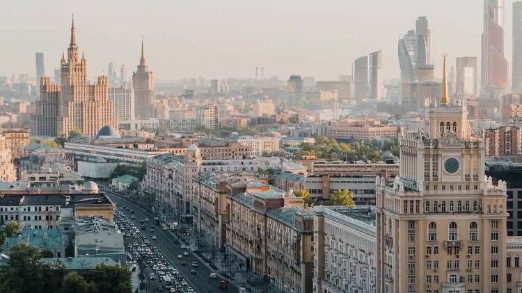 莫斯科建筑和道路上汽车航拍视频素材